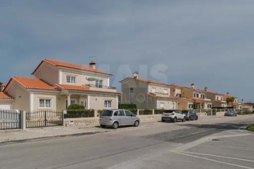 Moradia familiar na Silveira, perto da praia